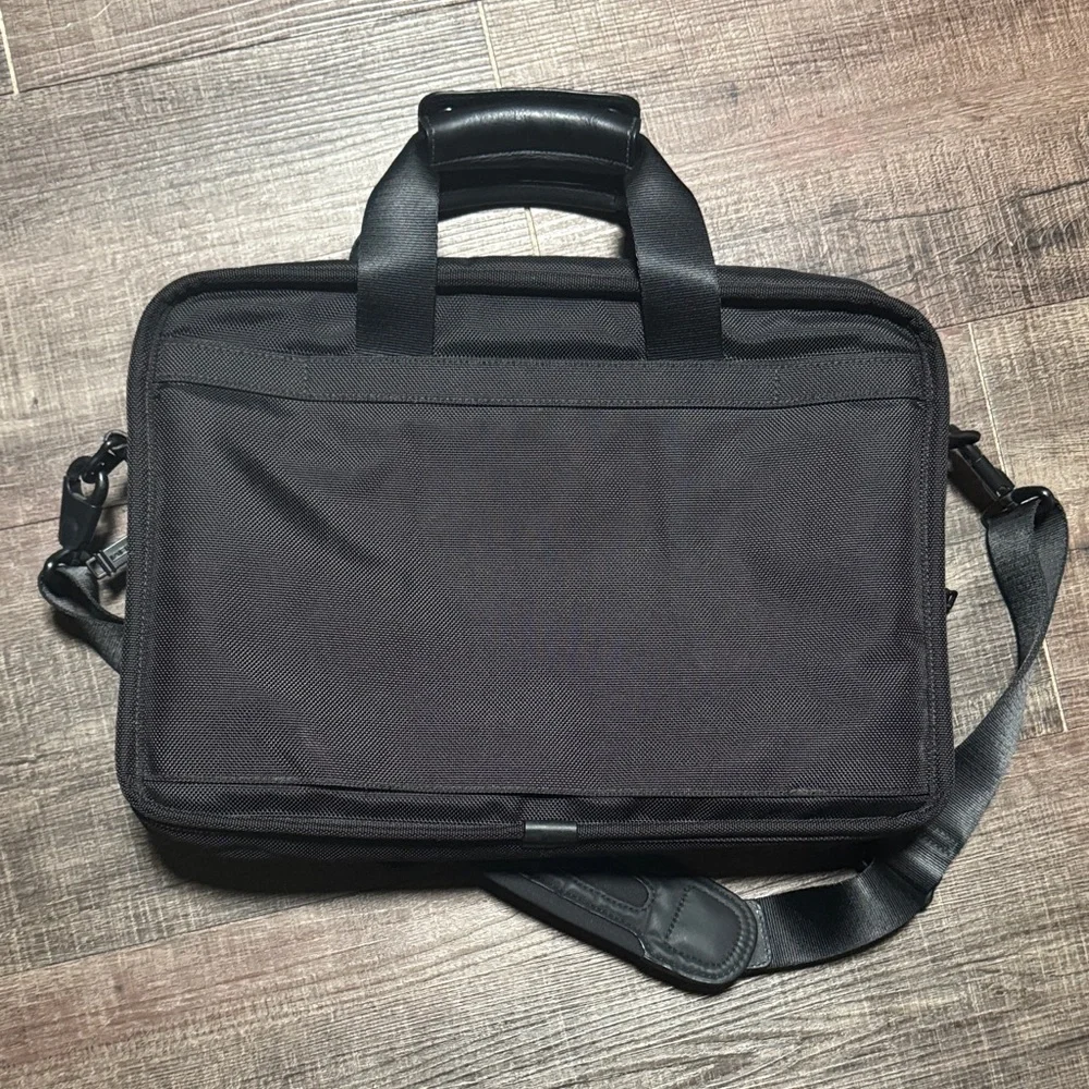Tumi Alpha 2 Triple Compartment Black Nylon 💼 Briefcase / Crossbody Bag